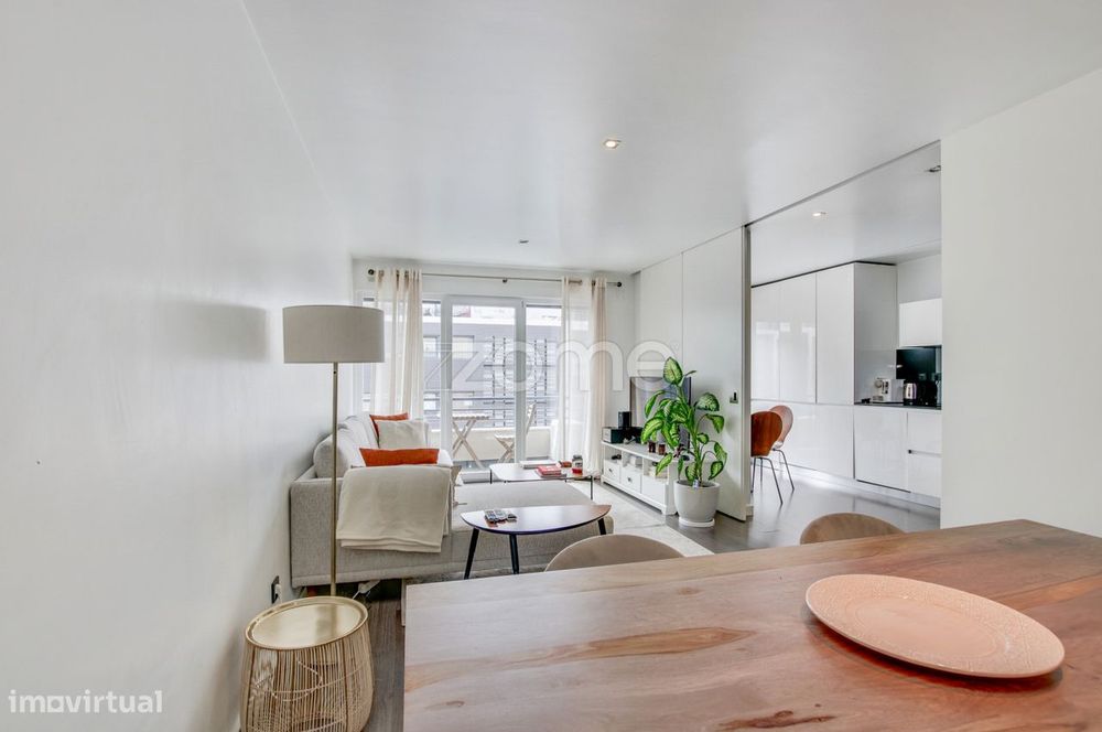 Arrenda-se apartamento T2, não mobilado, c/garagem, ao Estádio da L...