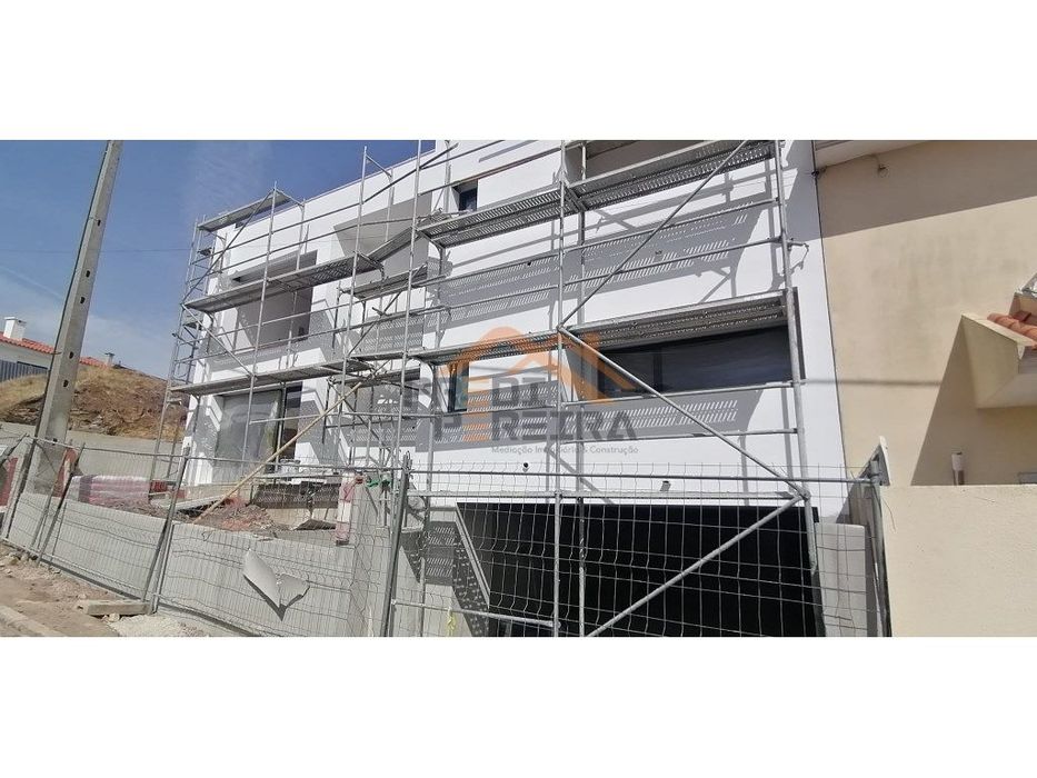 Moradia T4 de luxo com piscina e garagem - Oportunidade Única!