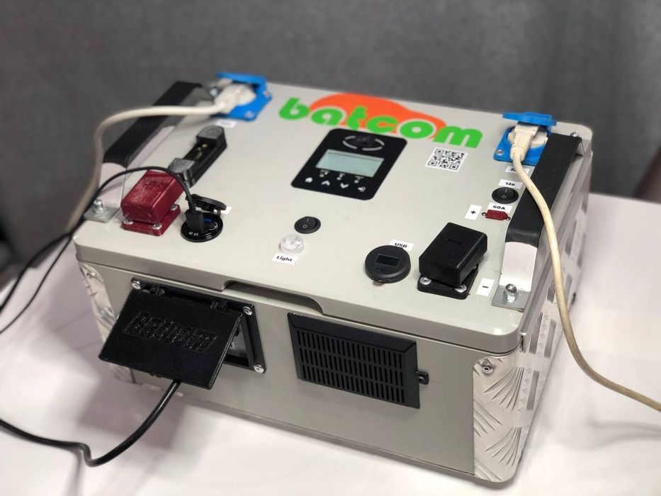 Сонячна зарядна станція "batcom2600 GT16" з панелями