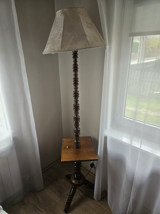 Lampa ze stolikiem