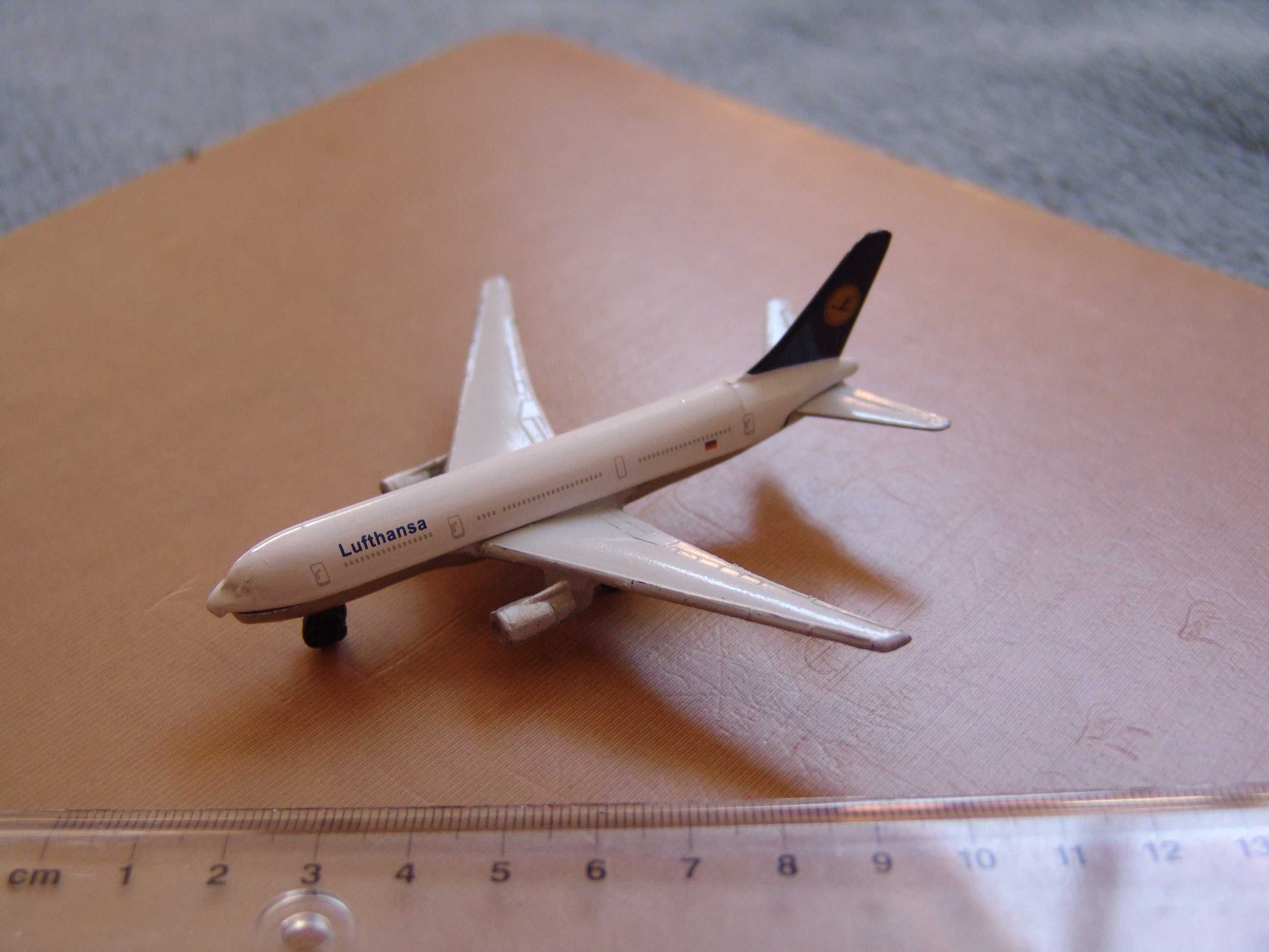 Metalowy model samolotu Boeing 777 w barwach Lufthansy