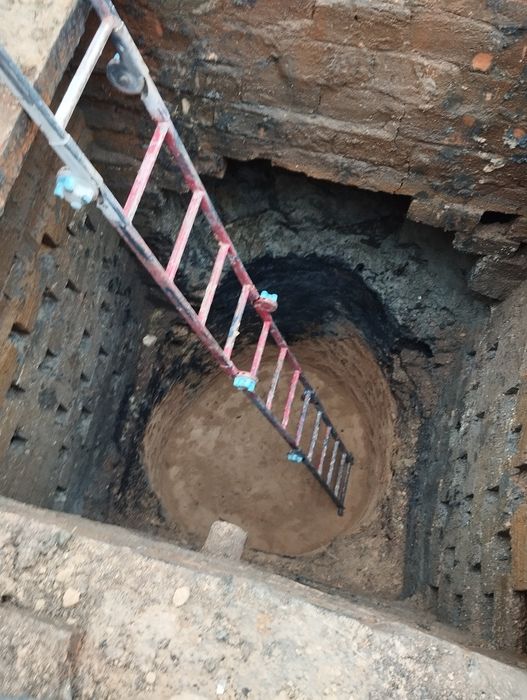 Засор труб канализации,ручная чистка и реставрация ям канализации.