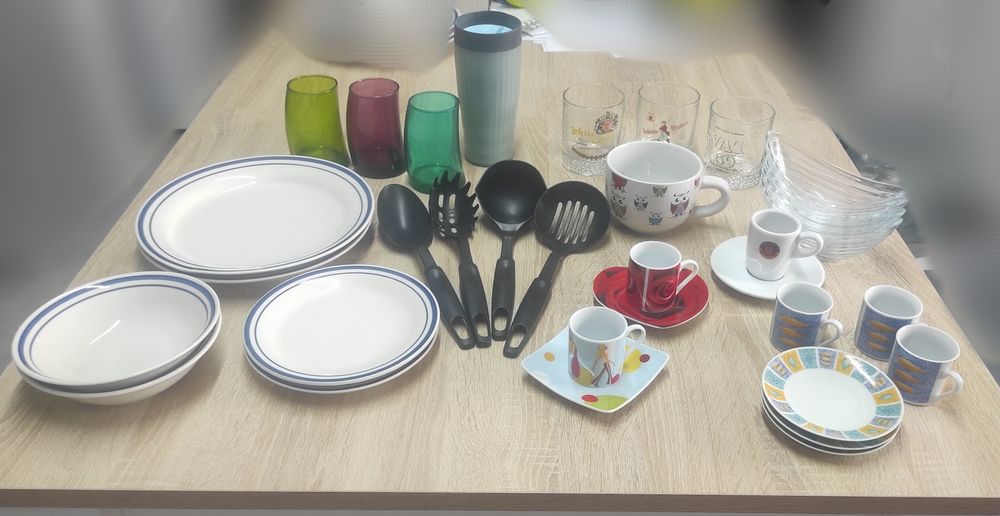 Conjunto de loiça variada - 34 peças

Chávenas de café com pires (vár
