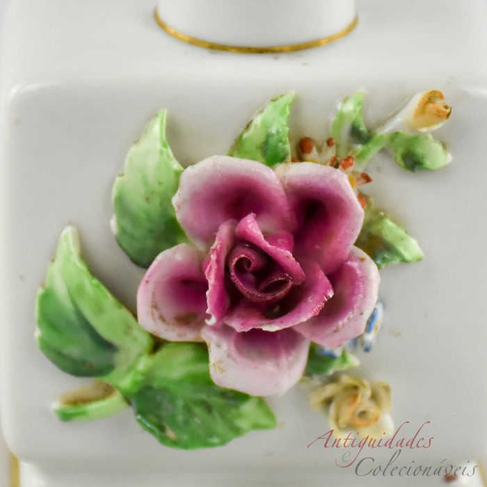 Frasco de Perfume em porcelana Artibus com flores em relevo e dourado