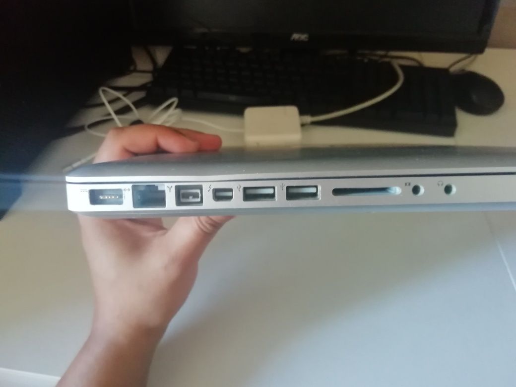 Macbook pro 2011 15.6