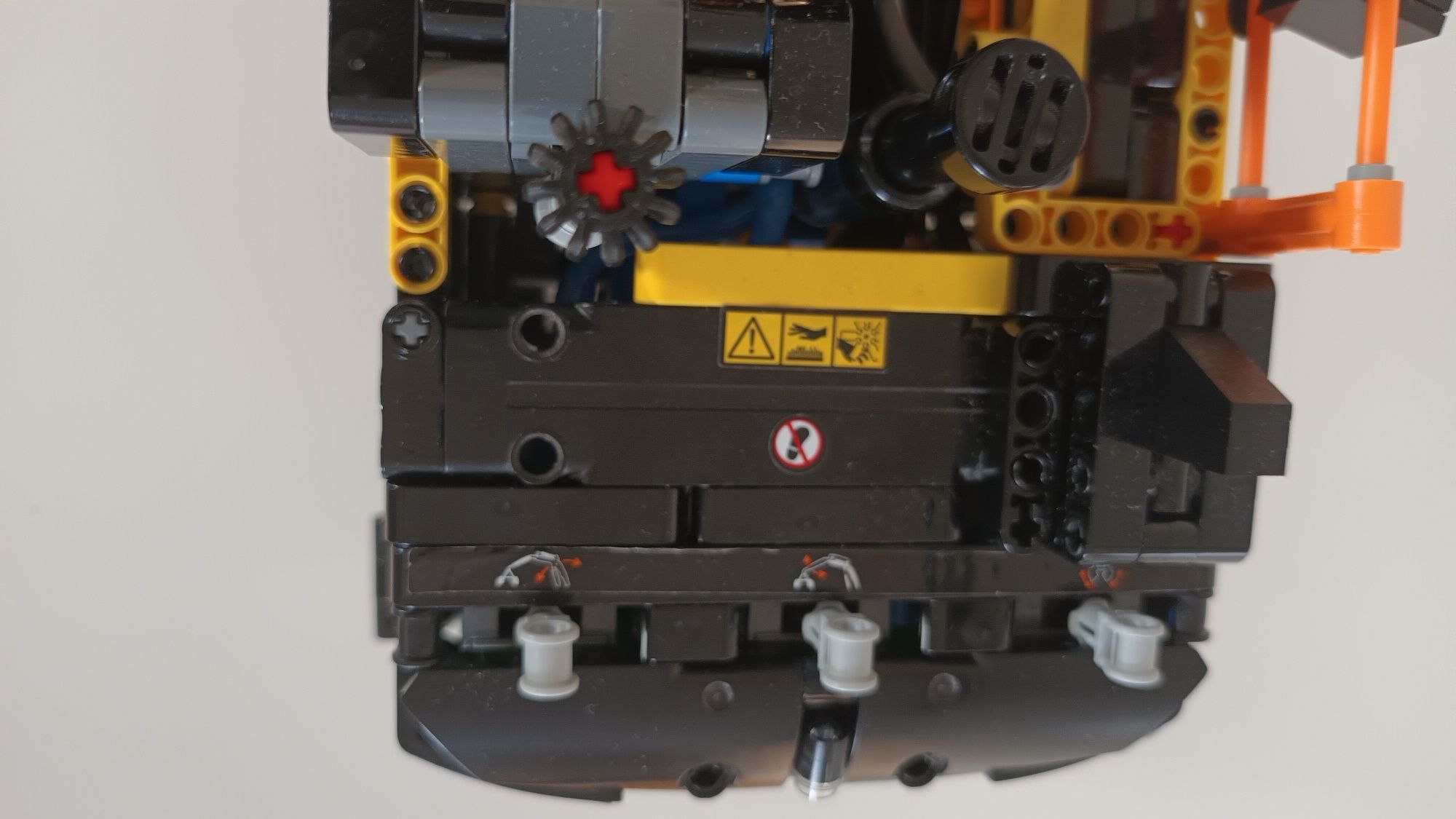 LEGO Technic 42053 - Volvo EW160E - pneumatyka