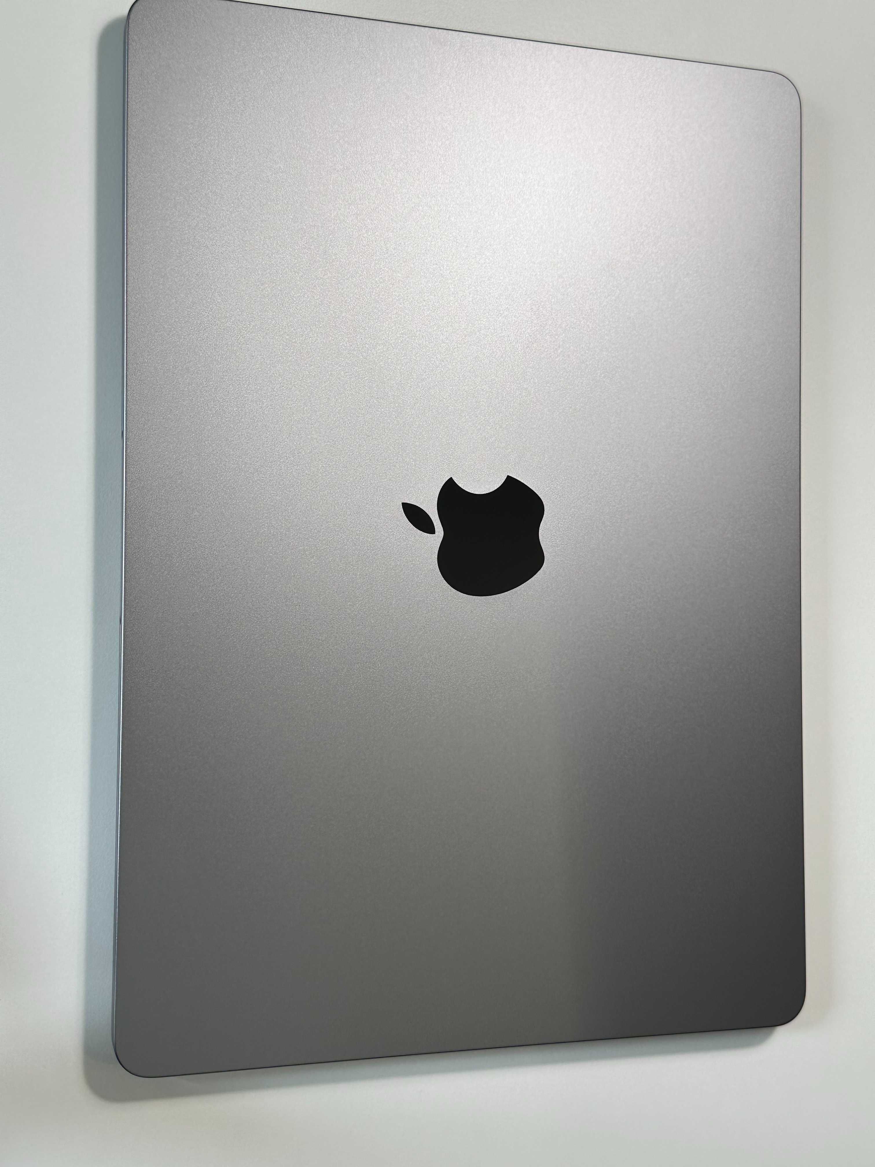 MacBook Air 2022 M2 8Gb/512Gb Space gray Стан Нового на 100% 18 циклів