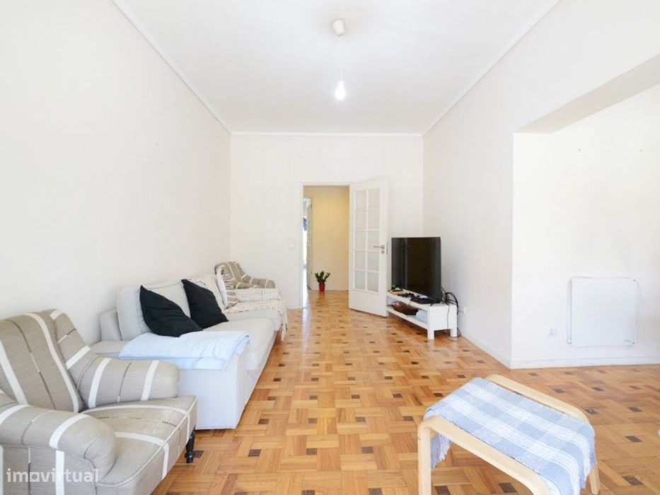 Apartamento T4 com duas frentes ao lado do Parque da Cidade em Aldo...