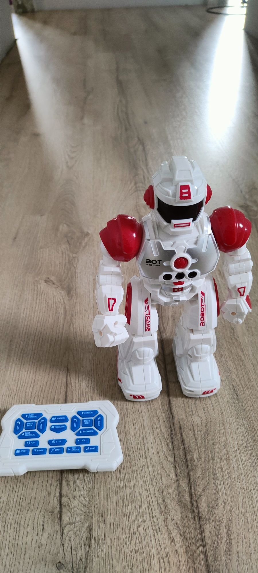 Robot, jeździ, gra