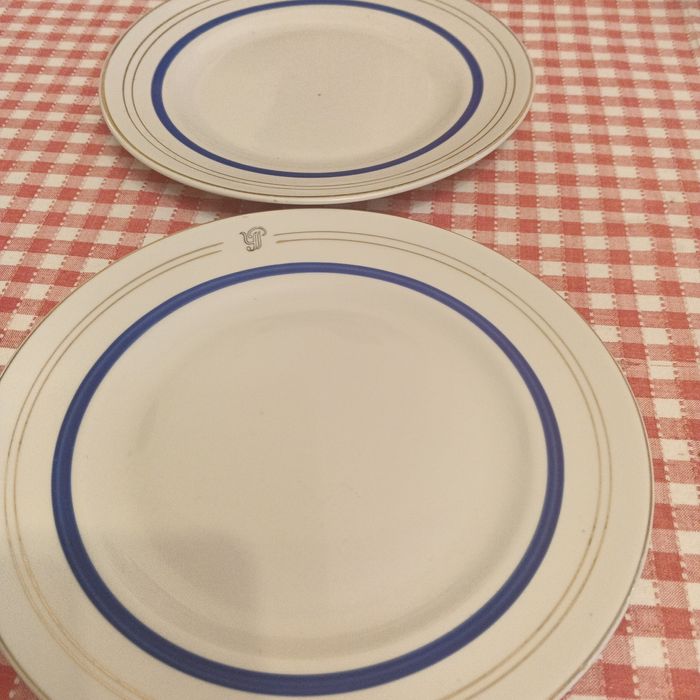 Продам 2 тарілки  з позначкою УР