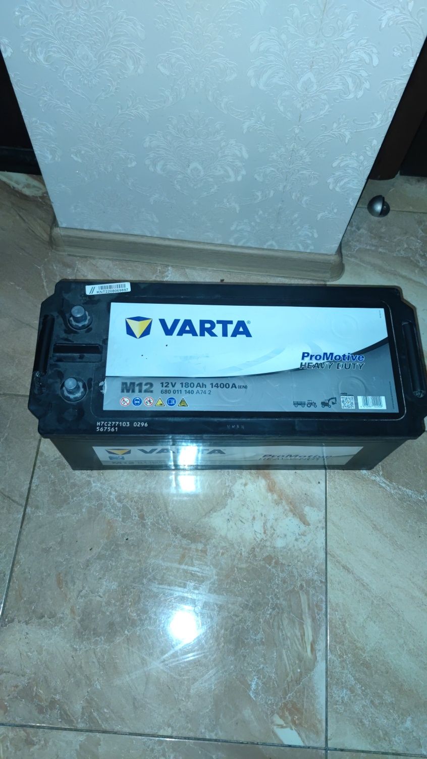 Акумуляторна батарея Varta 180Ah 1400A