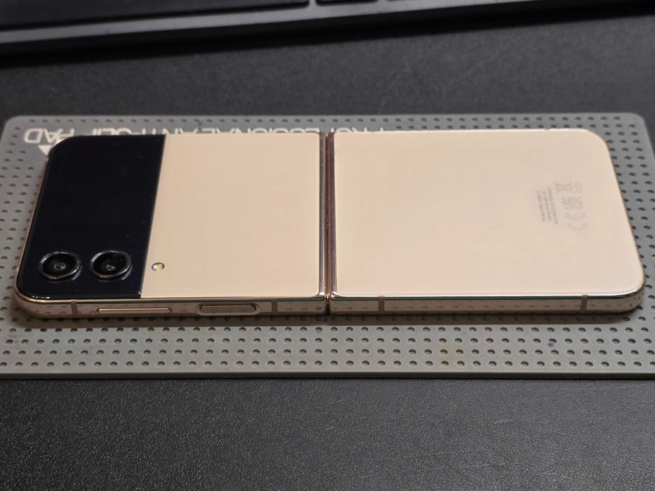 Używany - Samsung Galaxy Z Flip 4 128GB Złoty - GSM Baranowo