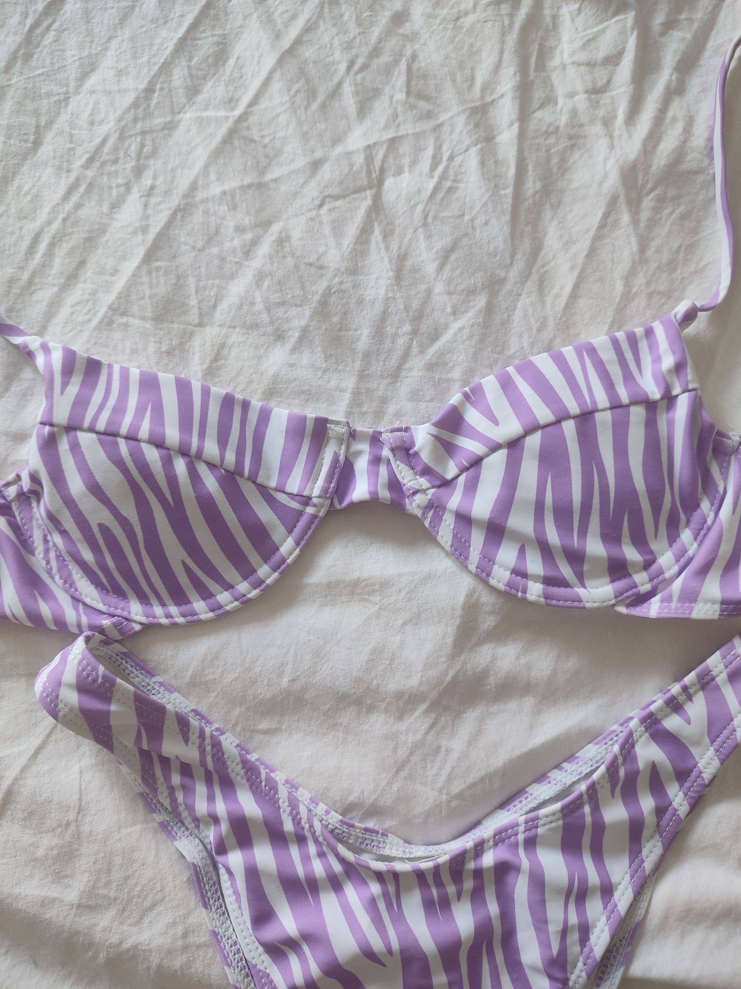 Conjunto bikini branco e lilás