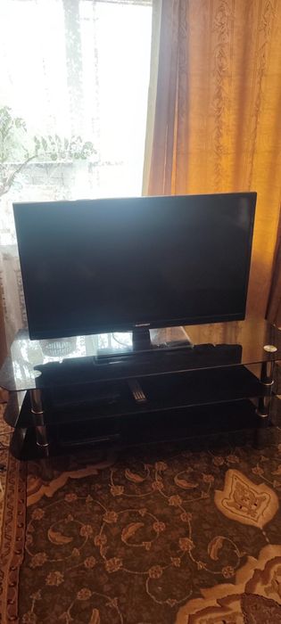 Szklany stolik pod telewizor