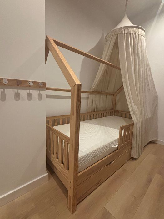 Łóżko DOMEK z 2 szufladami i baldachimem.