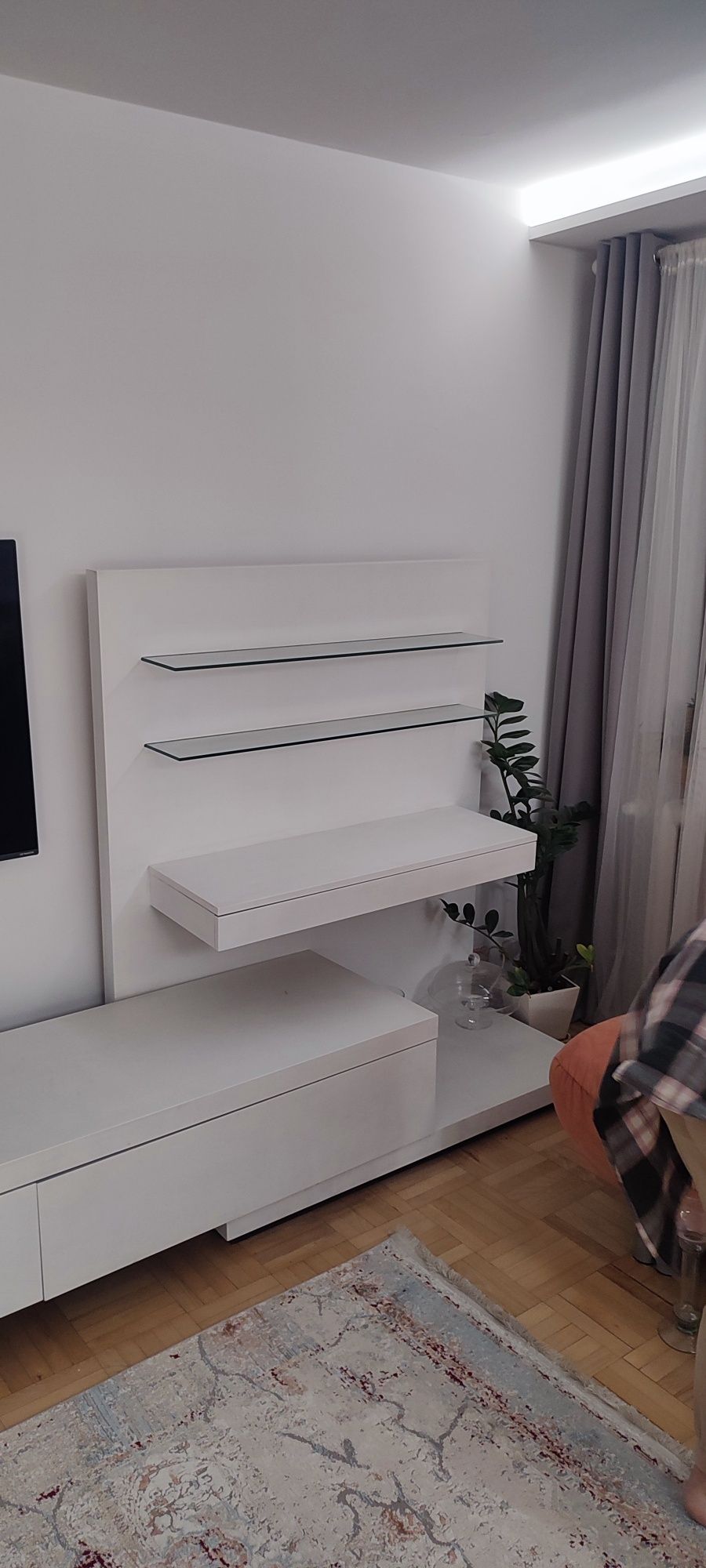 Eleganckie białe meble pod telewizor do pokoju dziennego. TANIO!