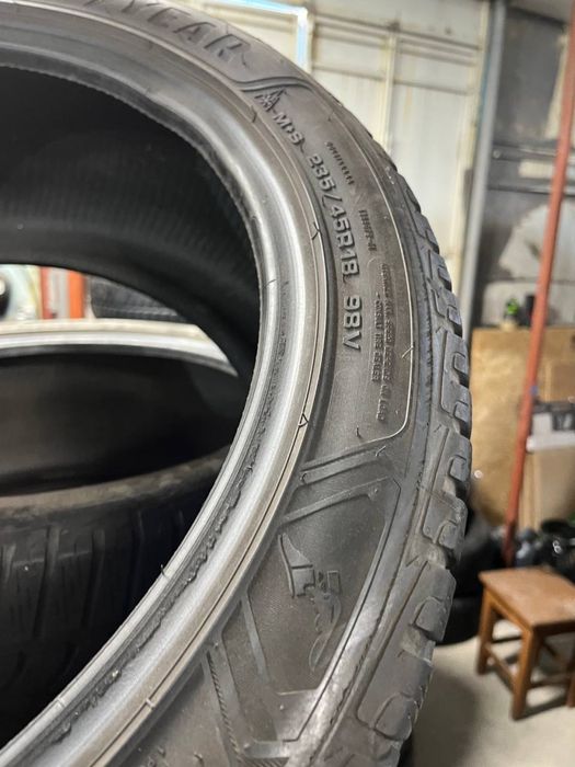 Комплект зимової гуми 235/45/18,  Goodyear