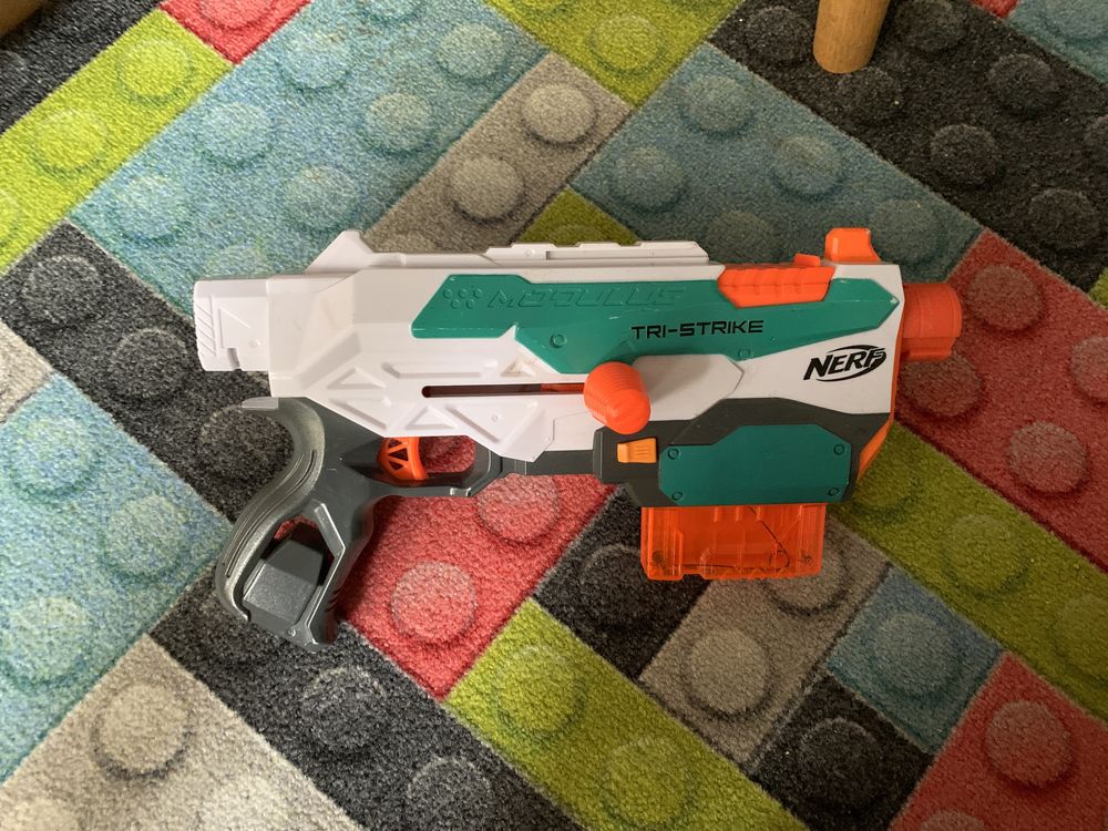 Nerf TriStrike .modularna strzelba marki nerf dla dzieci.