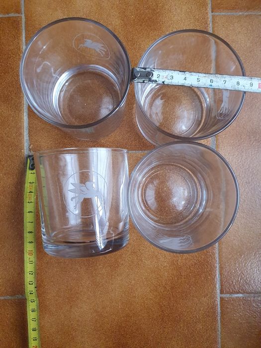 4 copos de whiskey
