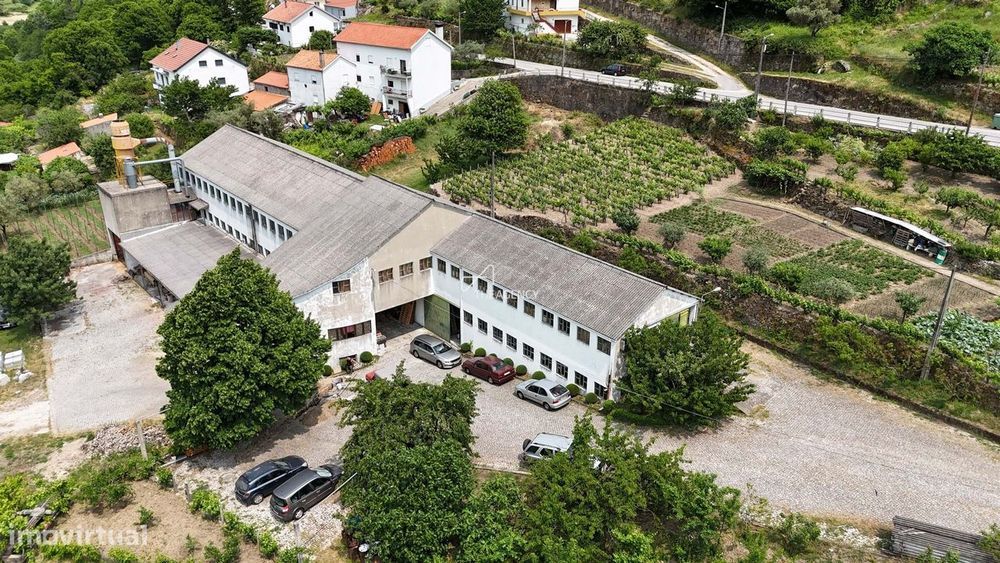 Terreno com pavilhões industriais operacionais com alto potencial de v