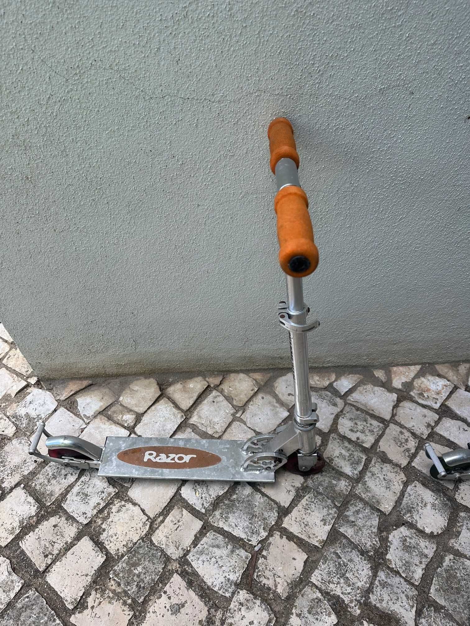 Vendo duas Trotinetes Razor usadas verde e laranja, na zona de Cascais
