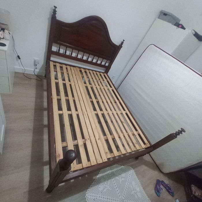 Cama de casal de madeira