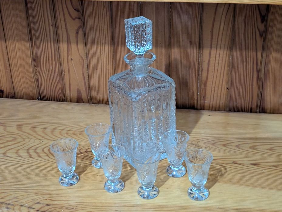 Kryształowa karafka i 6 kieliszków PRL