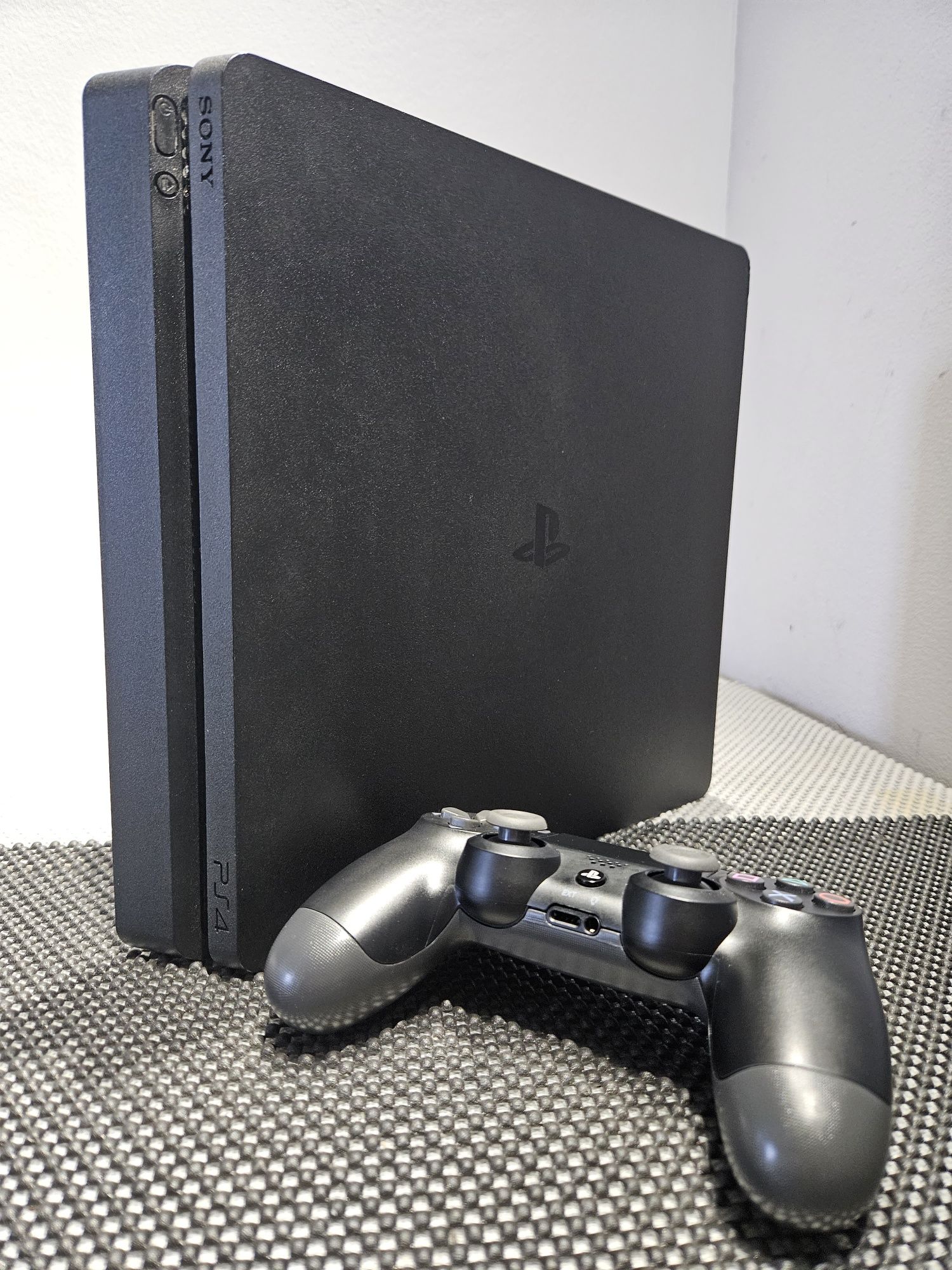 Consola PS4 Slim com comando