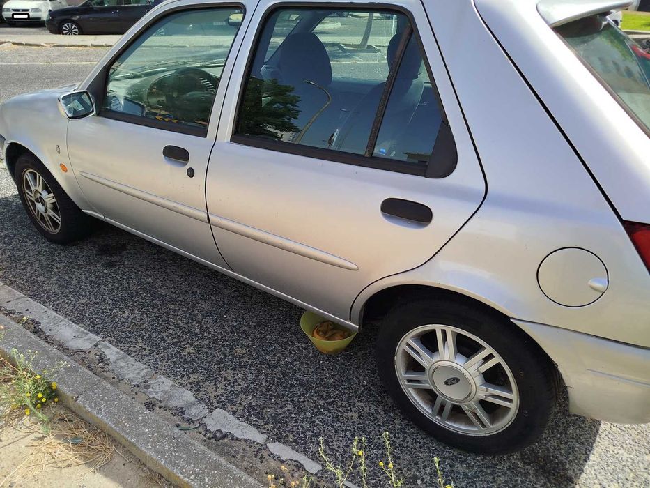 Ford Fiesta 1.25 Ghia - 2000 - inspeção até 26 de março de 2026