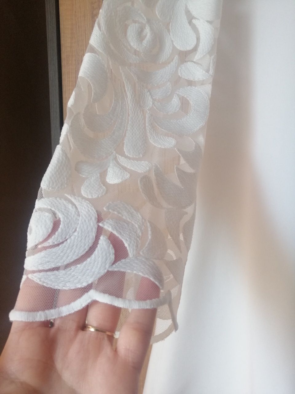 Biała, rozkloszowana sukienka z długim koronkowym rękawem XS-S