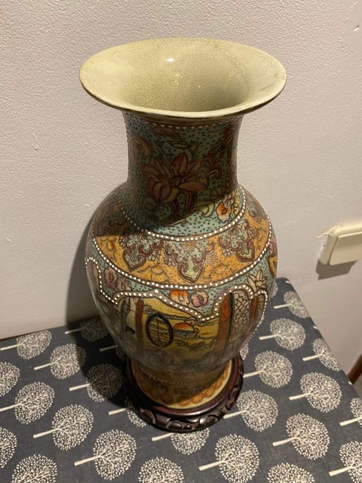 (2) Taça e jarra chinesas com suporte em madeira