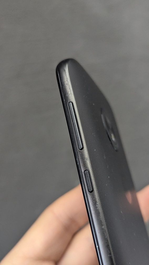 Бюджетна Motorola Moto E5 Play 2/16GB