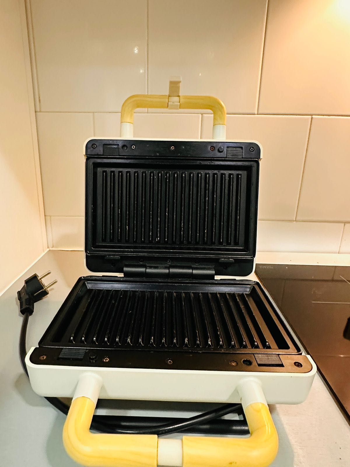 Sanduicheira, grill e máquina de waffles