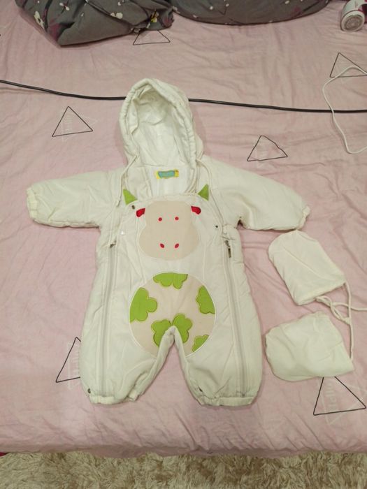 класний комбінезон з рукавицями чудовий стан
теплий і водовідштовхуючи