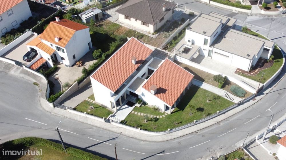 Moradia contemporânea individual no centro de Fafe