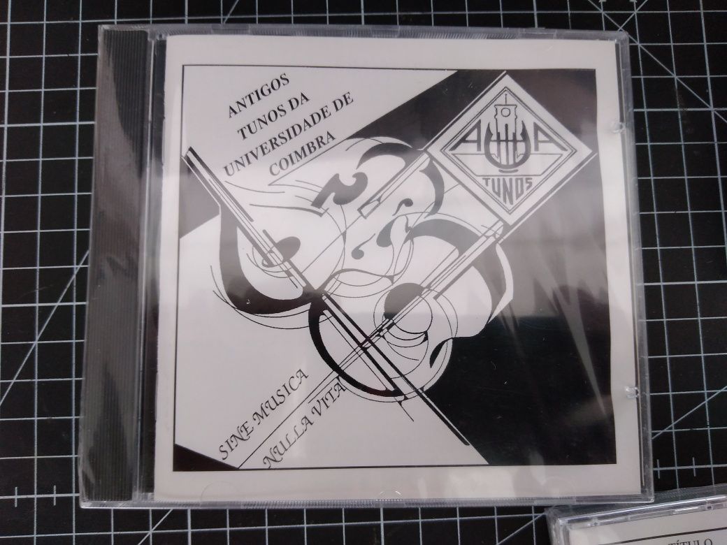 CDs  novos Antigos Tunos da Universidade de Coimbra. Sine musica nilla