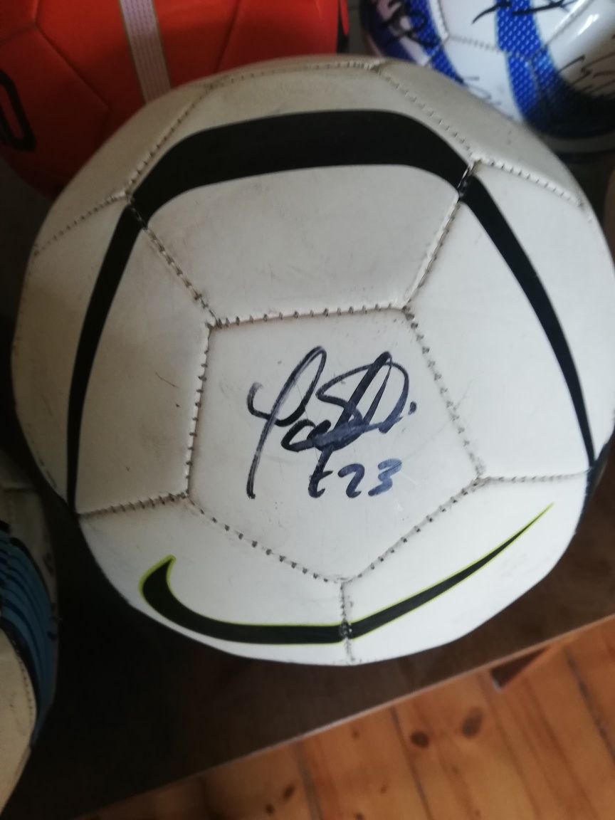 Kolekcja piłki z autografami Euro 2012.