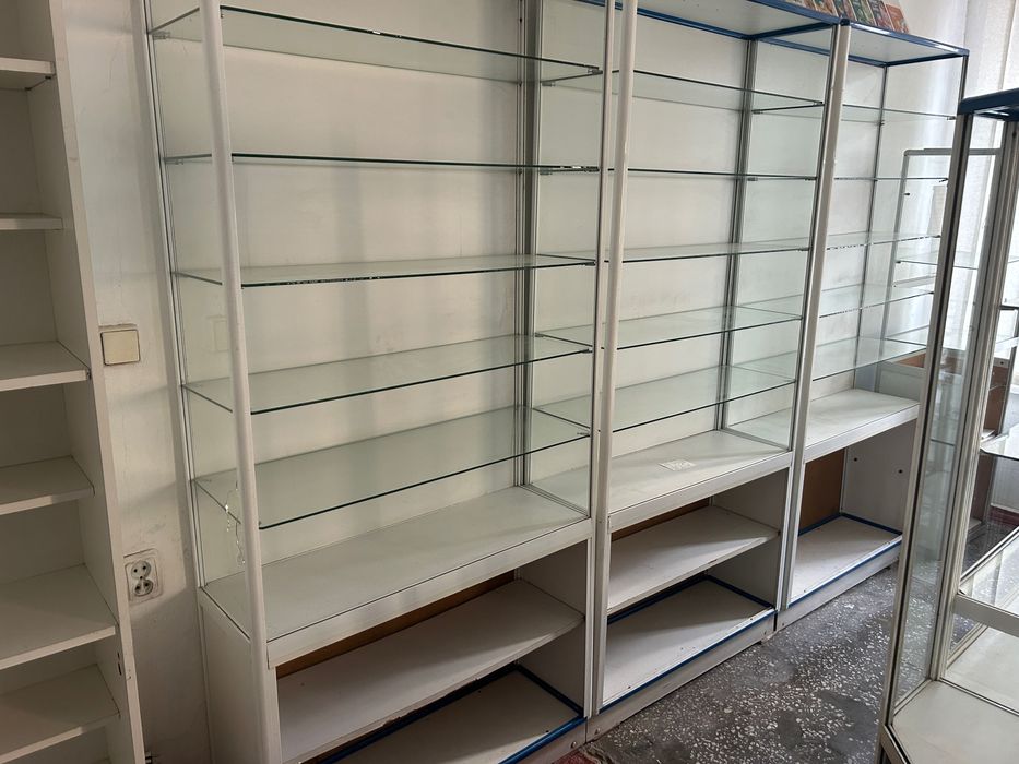 Офісна мебель різного фасони у гарному стані