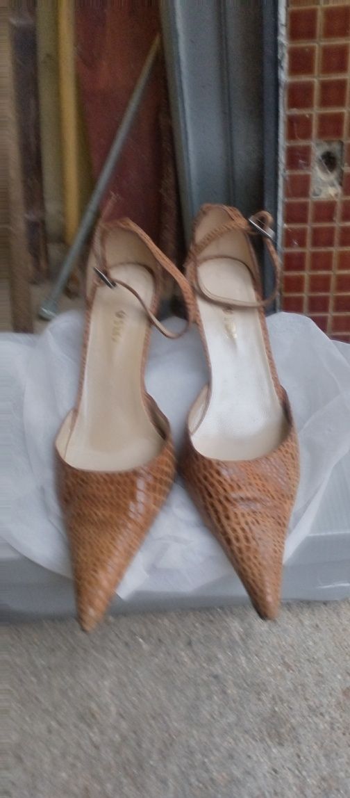 Sapatos de mulher muito bonitos e com pouco uso