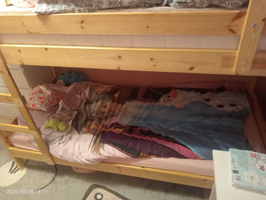 łóżko piętrowe drewniane