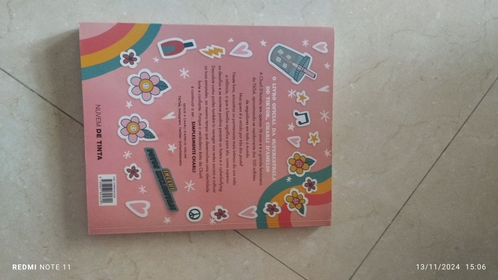 Vendo livro da Charli d Amélio