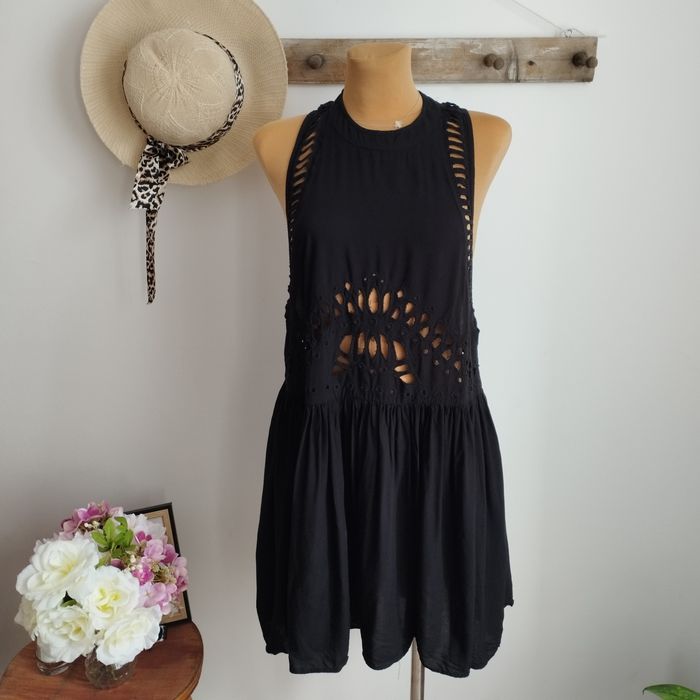 Sukienka H&M czarna S (36) – letnia, rozkloszowana, ażurowa, wyciecie