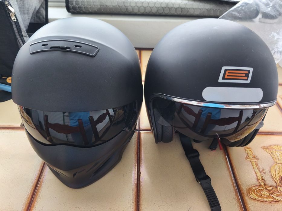 Capacetes a preço de ocasião.