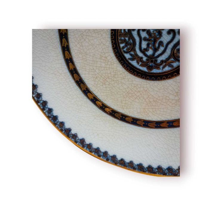 Prato Faiança Antigo – Decoração Heráldica Dourada e Azul-Cobalto