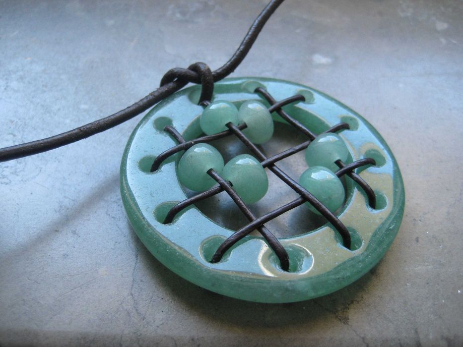 Colar couro c/fecho prata+pendente pedra semipreciosa verde(NOVO)