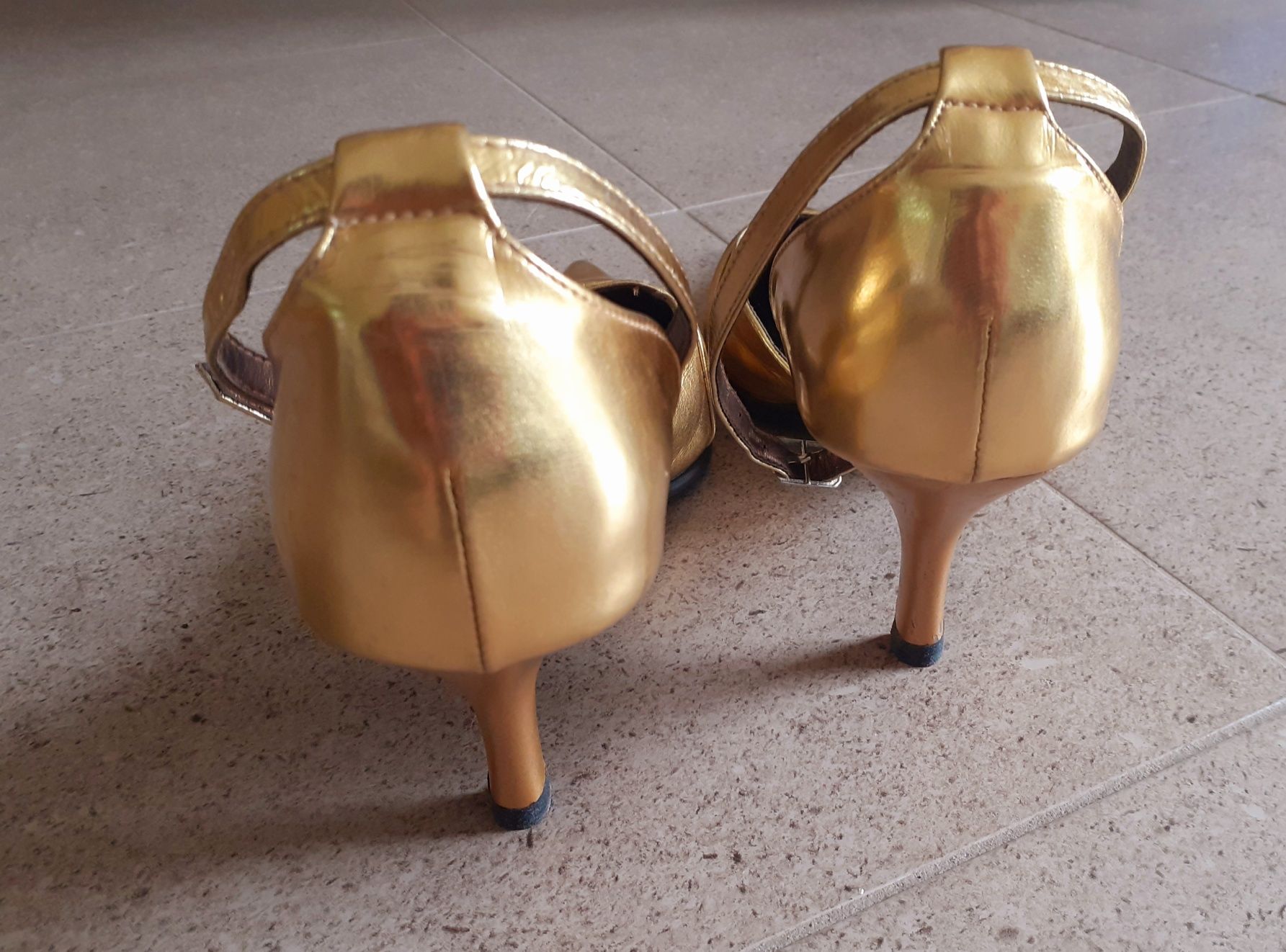 Sapatos dourados de cerimónia