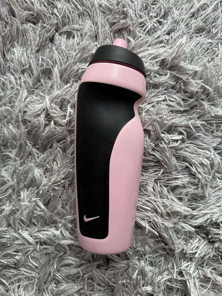 Różowy bidon nike