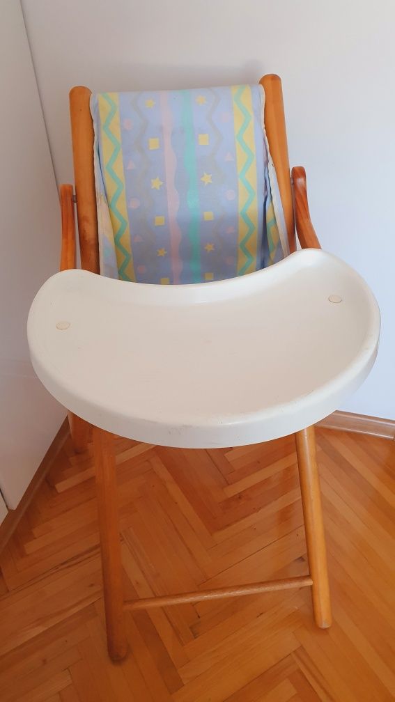 Drewniane krzesełko do karmienia firmy Mothercare