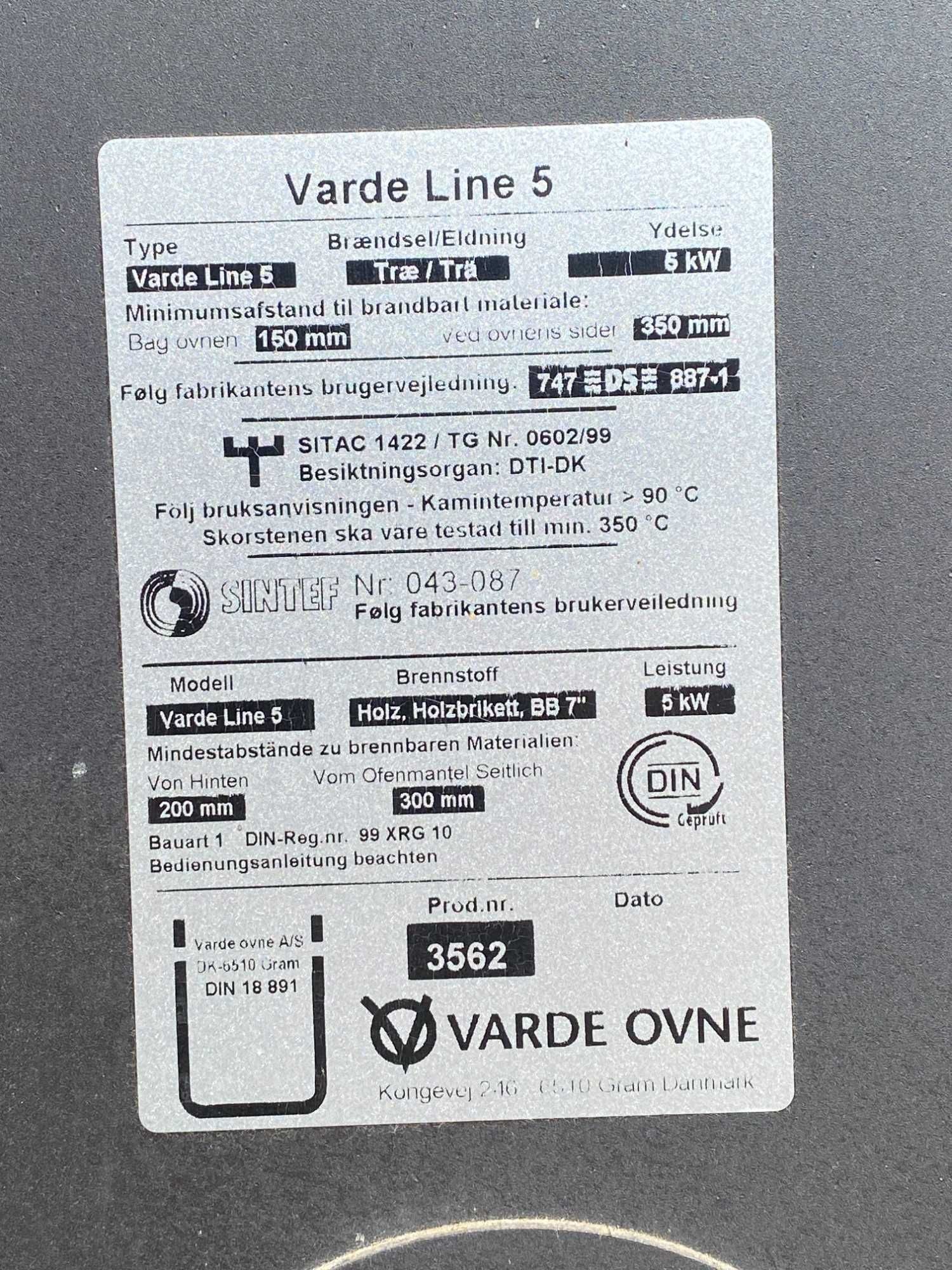 Duński kominek piec wolnostojący koza Varde Ovne 5kW, kaflowy czerwony