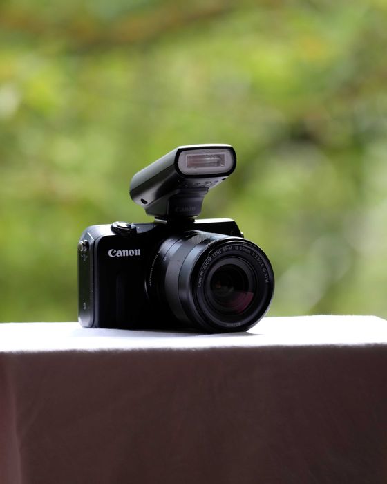 Aparat bezlusterkowy Canon EOS M bezlusterkowiec obiektyw lampa Speedl